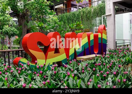 Ko Samui, Thailand - 11. Juli 2024: Farbenfrohes „Samui“-Schild in der Central Festival Shopping Mall auf Ko Samui, Thailand. Stockfoto