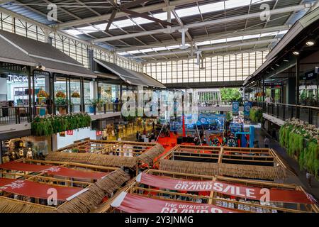 Ko Samui, Thailand - 11. Juli 2024: Ein geschäftiger Indoor-Markt mit einem großen Verkauf im Zentrum von Samui Stockfoto