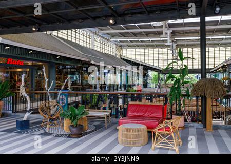 Ko Samui, Thailand - 11. Juli 2024: Ein geschäftiger Indoor-Markt mit einem großen Verkauf im Zentrum von Samui Stockfoto