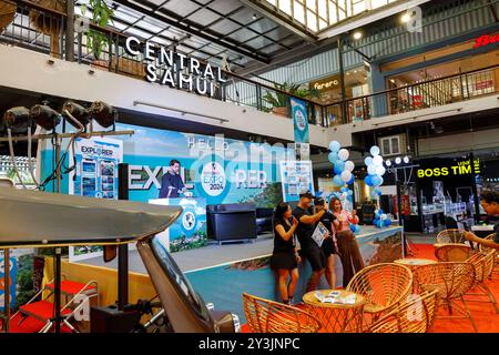 Ko Samui, Thailand - 11. Juli 2024: Eine lebendige Szene auf der Explorer Expo 2024 im Zentrum von Samui Stockfoto