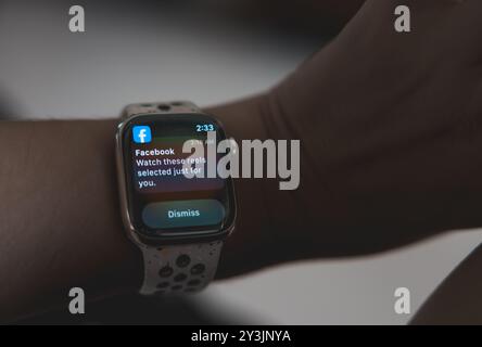 Vancouver, Kanada – August 3,2024: Eine Nahaufnahme einer Smartwatch mit einer Facebook-Benachrichtigung. Stockfoto