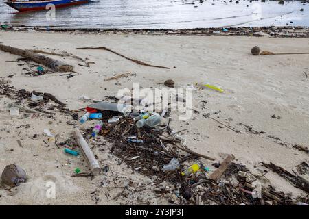Ein verschmutzter Strand auf Ko Samui, Thailand, voller Plastikflaschen, Lebensmittelbehälter und verschiedenen Arten von Schutt. Dieses Bild hebt die Umgebung hervor Stockfoto