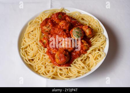 Spaghetti mit Fleischbällchen und scharfer Tomatensauce Paste nach amerikanischer Art Stockfoto