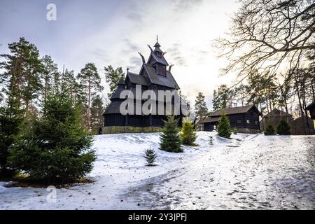 Oslo - 11. Februar 2023: Die epische mittelalterliche Gol Stave Kirche im Freilichtmuseum von Oslo, Norwegen Stockfoto