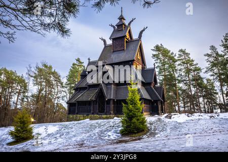 Oslo - 11. Februar 2023: Die epische mittelalterliche Gol Stave Kirche im Freilichtmuseum von Oslo, Norwegen Stockfoto