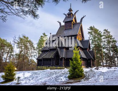 Oslo - 11. Februar 2023: Die epische mittelalterliche Gol Stave Kirche im Freilichtmuseum von Oslo, Norwegen Stockfoto