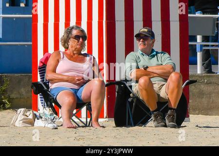 Weymouth, Dorset, Großbritannien. September 2024. Wetter in Großbritannien. Sonnenanbeter am Strand genießen die heiße Herbstsonne im Badeort Weymouth in Dorset. Bildnachweis: Graham Hunt/Alamy Live News Stockfoto