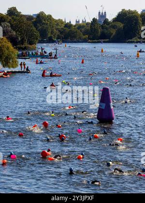 London, Großbritannien. September 2024. Leute genießen das herrliche Wetter im Swim Serpentine. Swim Serpentine ist eine Schwimmveranstaltung, die im weltberühmten Serpentine Lake im Londoner Hyde Park stattfindet, mit den Houses of Parliamnet im Hintergrund. Es stehen vier Entfernungsoptionen zur Auswahl: Eine halbe Meile, eine Meile, zwei Meilen und sechs Meilen. Es scheint keine Sorge über die Wasserverschmutzung zu geben. Quelle: Karl Black/Alamy Live News Stockfoto