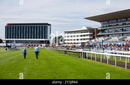 Doncaster, Großbritannien, Samstag, den 14. September 2024; Kursleiter bei Doncaster, David Attwood und sein Kollege bereiten die Strecke auf der Doncaster Racecourse vor, während der Kurs für das Hauptereignis vorbereitet wird, die Gruppe 1 Betfred St Leger setzt. Credit JTW equine Images / Alamy. Stockfoto