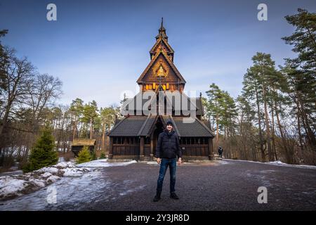 Oslo - 11. Februar 2023: Die epische mittelalterliche Gol Stave Kirche im Freilichtmuseum von Oslo, Norwegen Stockfoto