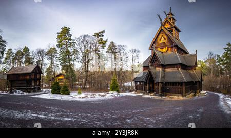 Oslo - 11. Februar 2023: Die epische mittelalterliche Gol Stave Kirche im Freilichtmuseum von Oslo, Norwegen Stockfoto