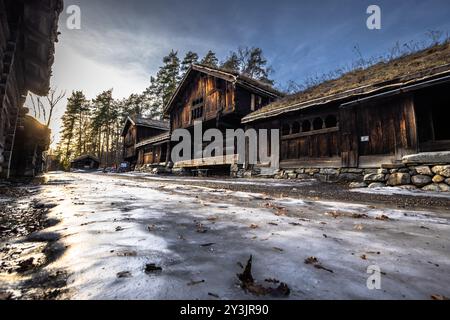 Oslo - 11. Februar 2023: Traditionelle skandinavische Gebäude im Oslo Open Air Museum in Oslo, Norwegen Stockfoto