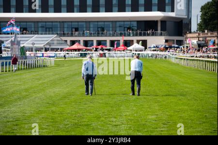 Doncaster, Großbritannien, Samstag, den 14. September 2024; Kursleiter bei Doncaster, David Attwood und sein Kollege bereiten die Strecke auf der Doncaster Racecourse vor, während der Kurs für das Hauptereignis vorbereitet wird, die Gruppe 1 Betfred St Leger setzt. Credit JTW equine Images / Alamy. Stockfoto