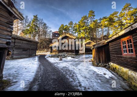 Oslo - 11. Februar 2023: Traditionelle skandinavische Gebäude im Oslo Open Air Museum in Oslo, Norwegen Stockfoto