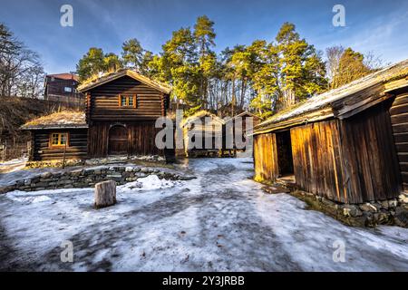 Oslo - 11. Februar 2023: Traditionelle skandinavische Gebäude im Oslo Open Air Museum in Oslo, Norwegen Stockfoto