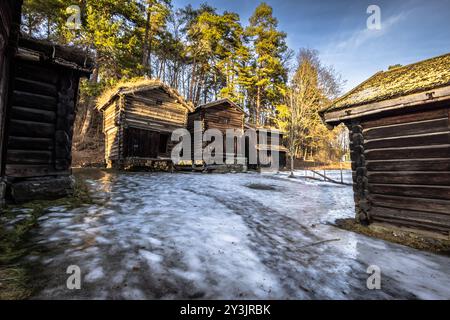 Oslo - 11. Februar 2023: Traditionelle skandinavische Gebäude im Oslo Open Air Museum in Oslo, Norwegen Stockfoto