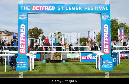 Doncaster, Großbritannien, Samstag, den 14. September 2024; die Siegeranlage auf der Doncaster Racecourse ist bereit für das Hauptereignis, die Betfred St Leger Stakes. Credit JTW equine Images / Alamy. Stockfoto