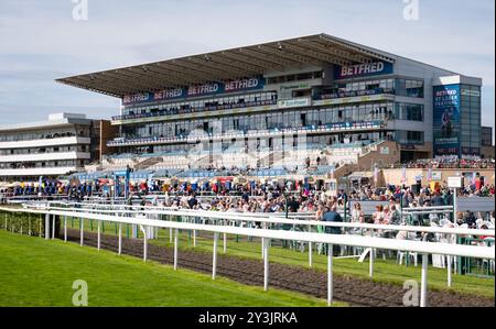 Doncaster, Großbritannien, Samstag, den 14. September 2024; die Szene auf der Doncaster Racecourse, wenn der Kurs für das Hauptereignis vorbereitet wird, setzt die Gruppe 1 Betfred St Leger auf. Credit JTW equine Images / Alamy. Stockfoto