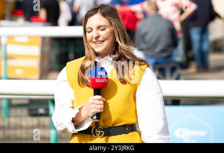 Doncaster, Großbritannien, Samstag, 14. September 2024; Sky Sports Racing Moderatorin Gina Bryce spricht am Betfred St. Leger Stakes Day mit der Kamera auf der Doncaster Racecourse. Credit JTW equine Images / Alamy Stockfoto