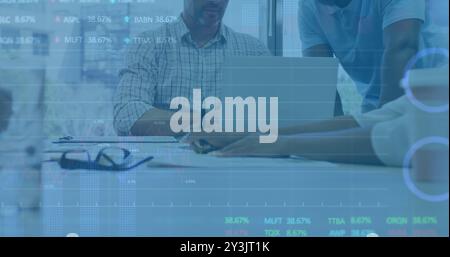 Bild von der Verarbeitung von Finanzdaten über verschiedene Geschäftsleute mit Laptop Stockfoto