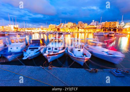 Hafen im Hafen von Heraklion im Zentrum von Heraklion oder Iraklion, der größten Stadt und Hauptstadt der Insel Kreta, Griechenland Stockfoto