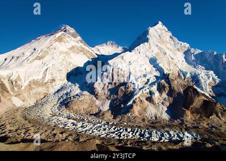 Abendlicher Panoramablick auf den Mount Everest vom Pumori Basislager, Sagarmatha Nationalpark, Khumbu Tal, Solukhumbu, Nepal Himalay Berge Stockfoto