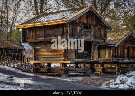 Oslo - 11. Februar 2023: Traditionelle skandinavische Gebäude im Oslo Open Air Museum in Oslo, Norwegen Stockfoto