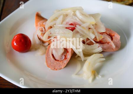 Tschechische eingelegte Wurst mit Zwiebeln und rotem Pfeffer, genannt Utopenci s Cibuli Stockfoto