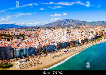 Fuengirola City Strand mit Panoramablick aus der Luft. Fuengirola ist eine Stadt in der Provinz Malaga in Andalusien. Stockfoto