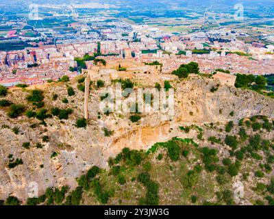 Panoramablick über die Burg Xativa aus der Vogelperspektive. Castillo de Jativa ist ein Schloss in der Stadt Xativa in der Nähe von Valencia in Spanien. Stockfoto