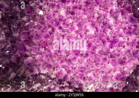 Amethyst: Violette Quarzsorte mit Eisenspuren, durchsichtig bis durchscheinend Stockfoto