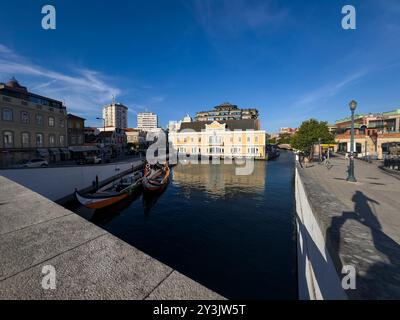 Aveiro, Portugal - 28. Mai 2024: Blick auf einen Kanal im unteren Teil der Stadt Aveiro, Portugal, mit traditionellen Moliceiro-Booten. Stockfoto