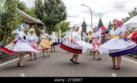 Drachhausen, Deutschland. September 2024. Frauen in traditionellen sorbisch-wendischen Kostümen tanzen während der Parade zum 19. Brandenburger Dorf- und Erntefest. Vermerk: Frank Hammerschmidt/dpa/Alamy Live News Stockfoto