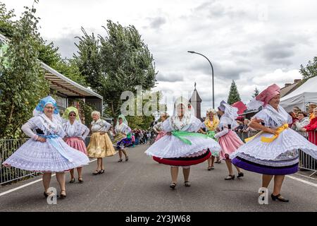 Drachhausen, Deutschland. September 2024. Frauen in traditionellen sorbisch-wendischen Kostümen tanzen während der Parade zum 19. Brandenburger Dorf- und Erntefest. Vermerk: Frank Hammerschmidt/dpa/Alamy Live News Stockfoto