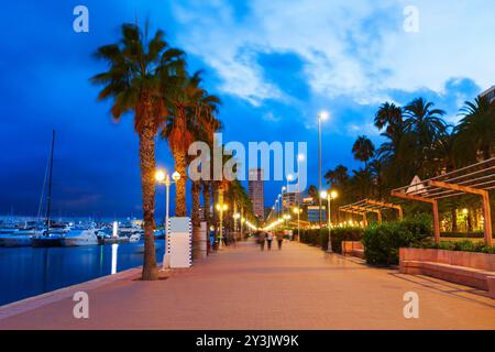 Promenade am Hafen von Alicante. Alicante ist eine Stadt in der spanischen Region Valencia. Stockfoto