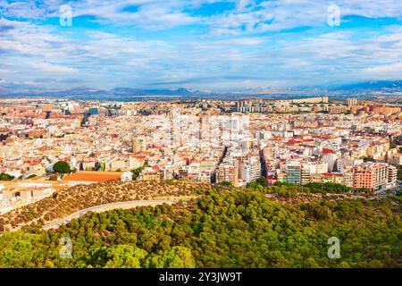 Panoramablick vom Stadtzentrum von Alicante aus der Vogelperspektive. Alicante ist eine Stadt in der spanischen Region Valencia. Stockfoto