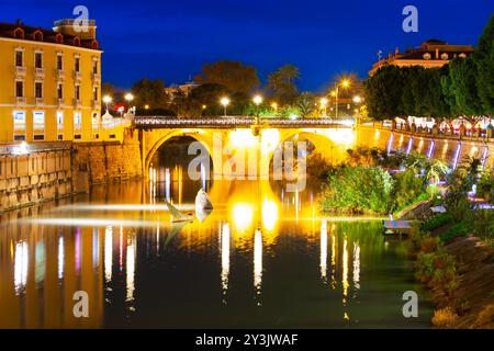 Die Brücke der Perils oder Puente de los Peligros ist eine Brücke durch den Fluss Segura in Murcia. Murcia ist eine Stadt im Südosten Spaniens. Stockfoto