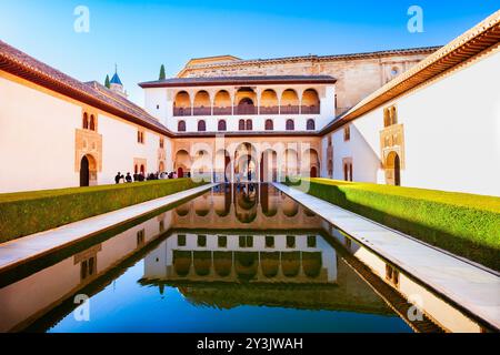 Der Hof der Myrtles ist der zentrale Teil des Comares-Palastes im Alhambra-Komplex in Granada, Spanien Stockfoto