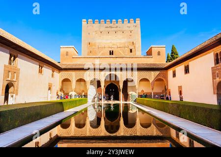 Der Hof der Myrtles ist der zentrale Teil des Comares-Palastes im Alhambra-Komplex in Granada, Spanien Stockfoto