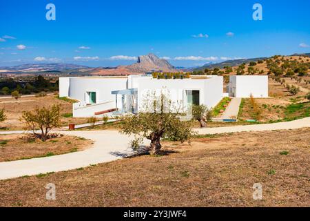 Archäologische Dolmen von Antequera Museum. Der Dolmen von Menga ist ein megalithischer Grabhügel namens Tumulus, eine lange Schubkarre von Dolmen. Stockfoto