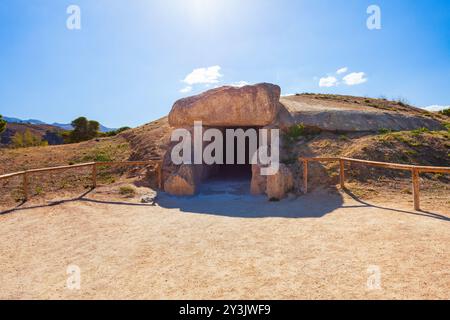 Archäologische Dolmen von Antequera. Der Dolmen von Menga ist ein megalithischer Grabhügel, der als Tumulus bezeichnet wird. Stockfoto