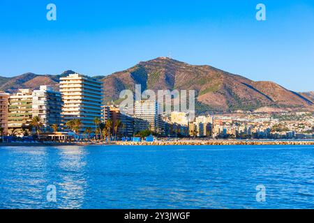 Panoramablick auf den Strand von Fuengirola. Fuengirola ist eine Stadt an der Costa del Sol in der Provinz Malaga in Andalusien, Spanien. Stockfoto