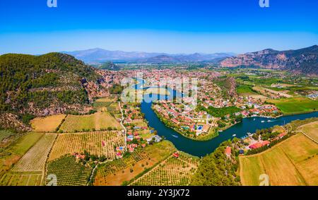 Boote am Fluss Dalyan aus der Vogelperspektive. Dalyan ist eine Stadt in der Provinz Mugla in der Türkei. Stockfoto