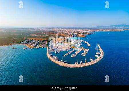 Didim Marina Panoramablick aus der Luft. Didim ist eine Stadt in der Nähe der Stadt Marmaris in der Provinz Aydin in der Türkei. Stockfoto