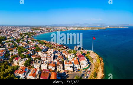 Panoramablick auf den Strand von Didim. Didim ist eine Stadt in der Nähe der Stadt Marmaris in der Provinz Aydin in der Türkei. Stockfoto