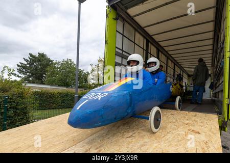 Zschaiten, Deutschland. September 2024. Zwei Männer sitzen am Start in einer als DDR 1-Bob gestalteten Seifenbox. Die Teilnehmer fahren mit ihren bizarren Kostümen und Fahrzeugen um die beste Zeit. Darlegung: Daniel Wagner/dpa/Alamy Live News Stockfoto