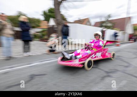 Zschaiten, Deutschland. September 2024. Beim Seifenboxen-Rennen im sächsischen Zschaiten wetteifern die Teilnehmer mit ihren skurrilen Kostümen und Fahrzeugen um die beste Zeit. Die kleine Gemeinde bei Riesa feiert am 13-15. September 2024 ihr 700-jähriges Bestehen. Darlegung: Daniel Wagner/dpa/Alamy Live News Stockfoto