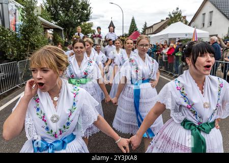 Drachhausen, Deutschland. September 2024. Frauen in traditionellen sorbisch-wendischen Kostümen feiern während der Parade beim 19. Brandenburger Dorf- und Erntefest. Vermerk: Frank Hammerschmidt/dpa/Alamy Live News Stockfoto