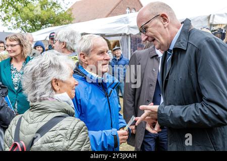 Drachhausen, Deutschland. September 2024. Dietmar Woidke (SPD, r), Ministerpräsident von Brandenburg, spricht mit Besuchern beim 19. Brandenburger Dorf- und Erntefest. Vermerk: Frank Hammerschmidt/dpa/Alamy Live News Stockfoto