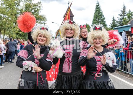 Drachhausen, Deutschland. September 2024. Mitglieder der Drachhausen Show Truppe nehmen an der Parade zum 19. Brandenburger Dorf- und Erntefest Teil. Vermerk: Frank Hammerschmidt/dpa/Alamy Live News Stockfoto